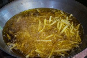 Patatas fritas en sartén