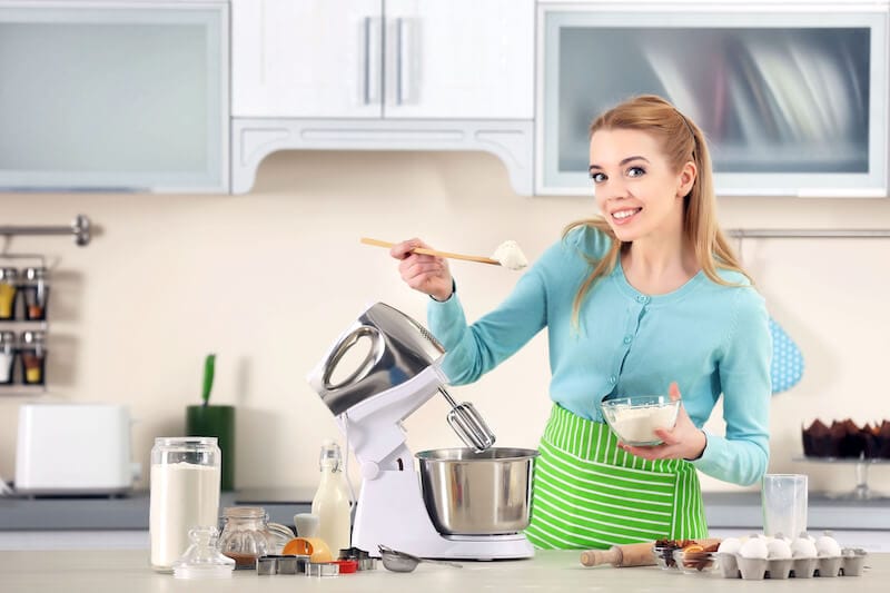 Mujer con robot de cocina