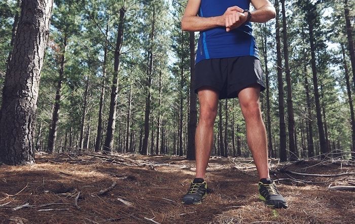 hombre mirando pulsómetro
