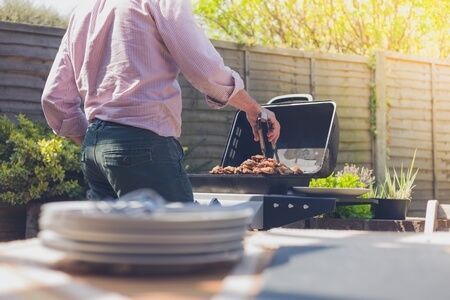 hombre cocinando barbacoa