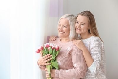 Madre e hija regalo día de la madre