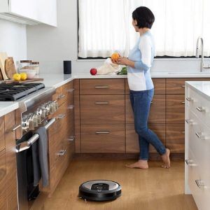 roomba limpiando cocina