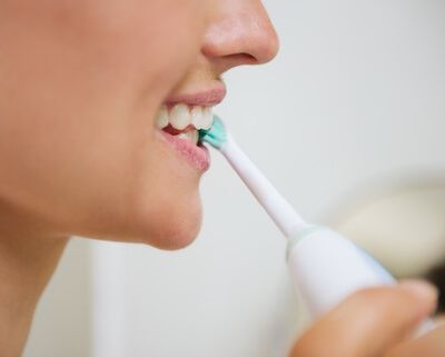boca mujer cepillo de dientes eléctrico