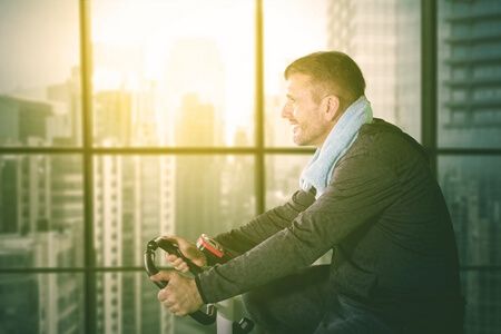 hombre bicicleta estática casa