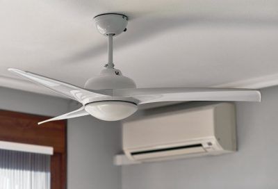 Ventilador de techo con aspas en la habitación