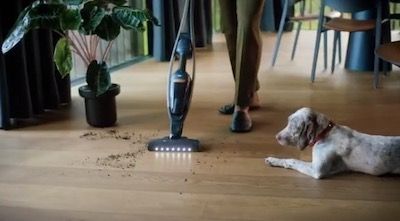 AEG QX9-1-50IB aspirando el suelo