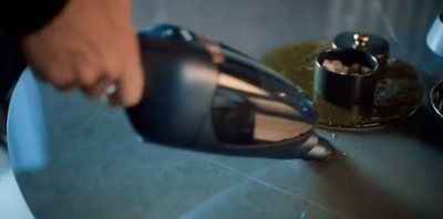 AEG QX9-1-50IB aspirando polvo