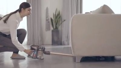 Proscenic P8 Plus aspirando bajo sofa