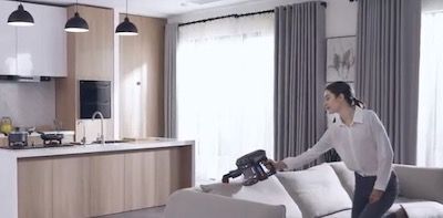 Proscenic P8 Plus aspirando sofa