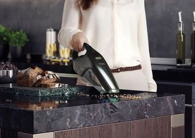 AEG ‎HX6-30STM aspirando mesa