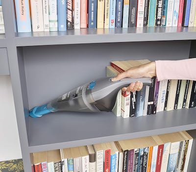 BLACK+DECKER NVC215WA aspirando polvo