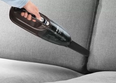 Bosch Hogar Move Lithium limpiando sofa