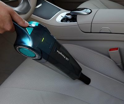 Orbegozo AP 1500 aspirando coche