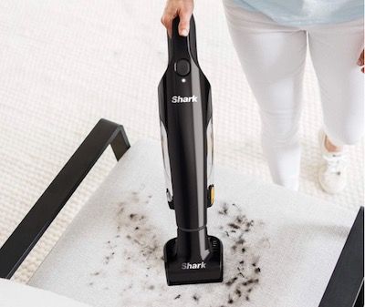 Shark CH950EUT aspirando pelos